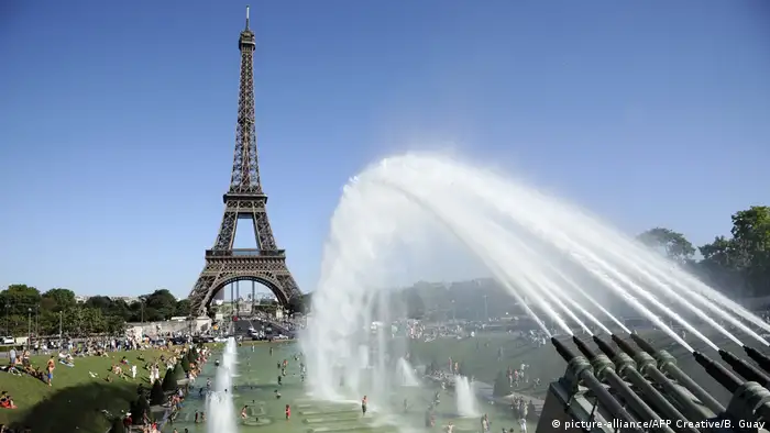 Paris Eiffel tower and Trocadero fountain (picture-alliance/AFP Creative/B. Guay)
