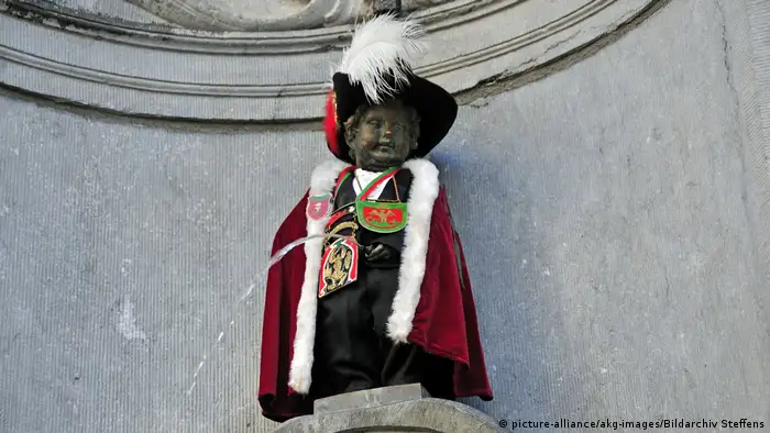 Manneken Pis wearing costume (picture-alliance/akg-images/Bildarchiv Steffens)