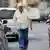 Italien Ein Mann läuft in Rom mit dem Schild "Armer Italiener, eine Hilfe, Danke"