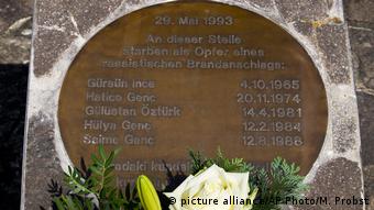 Cette stèle rend hommage aux victimes de l'incendie criminel du 29 mai 1993