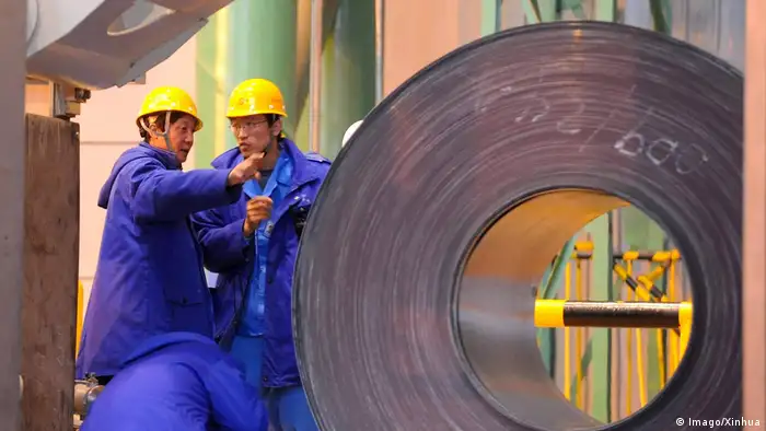 China Arbeiter des Jingtang-Stahlwerks in Tangshan