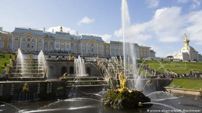 Peterhof in Russia (picture-alliance/dpa/R. Maschmeyer)