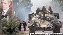 20.08.2008
file - A Russian tank passes by a huge portrait of Russian prime minister Vladimir Putin as it passes through Tskhinvali, South Ossetia, Georgia 20 August 2008 as part of a convoy. Russia has rejected a draft UN Security Council resolution on Georgia, saying it contradicted the terms of last week's ceasefire deal. EPA/MAXIM SHIPENKOV /dpa (zu dpa Russland reagiert mit Militärmanöver auf Gewalt in Ukraine vom 24.04.2014) +++(c) dpa - Bildfunk+++ |