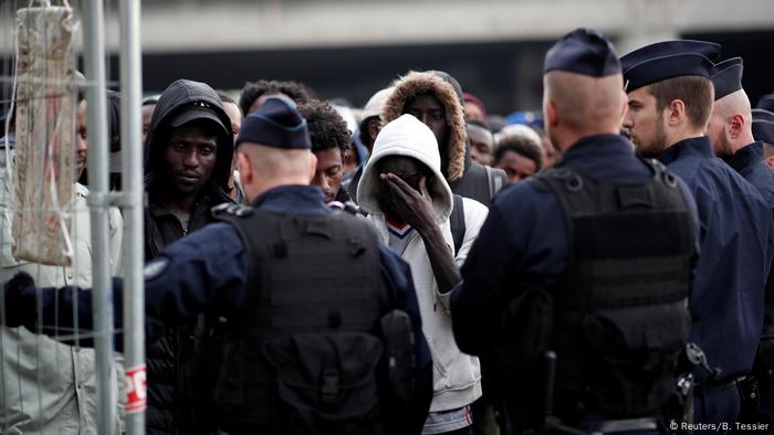 Frankreich Polizei räumt Migranten-Zeltlager in Paris (Reuters/B. Tessier)