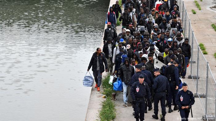 Paris Police Clear 1 700 Strong Millenaire Migrant Camp News Dw 30 05 2018