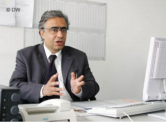 Jamsheed Faroughi in seinem Büro im DW-Funkhaus Bonn