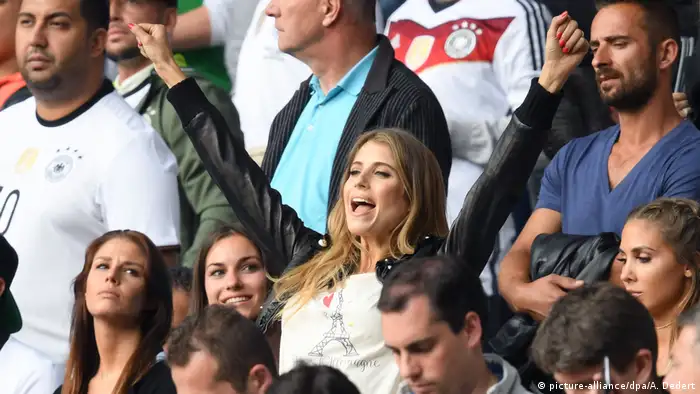 Cathy Hummels cheering in the stands (picture-alliance/dpa/A. Dedert)