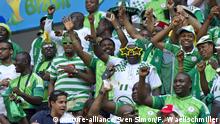 lustig kostuemierte nigerianische Fans feiertn auf der Tribuene, beobachten das Spiel, Jubel, jubelnd, jubelt, Jubilation, Celebration, Freude, Begeisterung, Frankreich FRA - Nigeria NGA 2:0, Achtelfinale, am 30.06.2014 in Brasilia, Fussball Weltmeistschaft 2014 in Brasilien vom 12.06. - 13.07.2014. | Verwendung weltweit