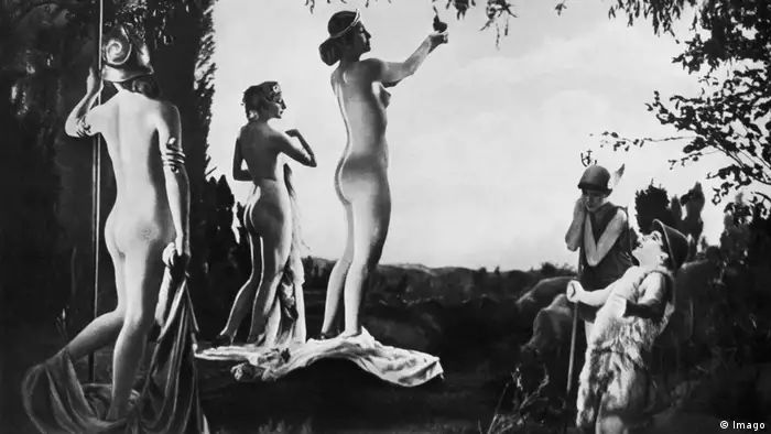 Nackte Frauen stehen in einer Szene des Films Wege zu Kraft und Schönheit (Imago)