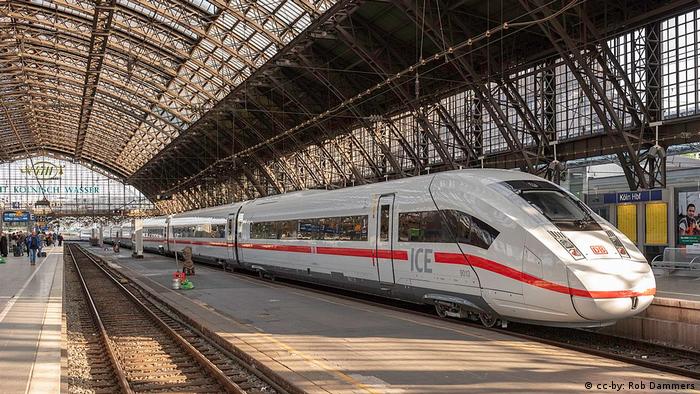 Поезд четвертого поколения ICE 4 на главном вокзале Кёльна