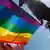 Радужный флаг в руках активистов ЛГБТ