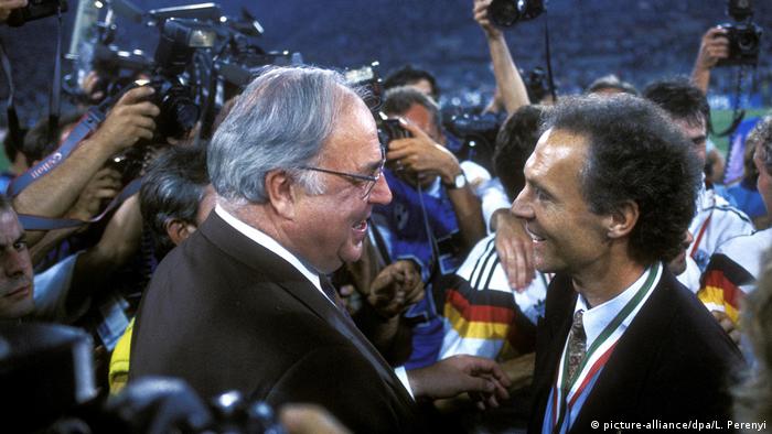 Гельмут Коль поздравляет с победой в ЧМ-1990 тренера сборной Франца Беккенбауэра.