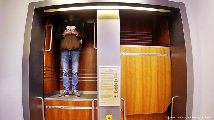 Mann im Paternoster an der Goethe Universität in Frankfurt (picture-alliance/AP Photo/M. Probst)
