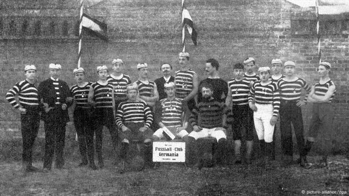 Fußballmannschaft des BFC Germania 1888 auf einem Bild von 1891. (picture-alliance/dpa)