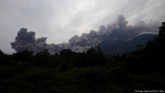 La mayoría de las personas en Guatemala murieron a causa de los llamados flujos piroclásticos. Estas avalanchas de gases extremadamente calientes y rocas lanzadas por la erupción desde el interior de la Tierra se desplazaron por el valle a varios cientos de kilómetros por hora, destruyendo pueblos enteros. El volcán de fuego continúa en ebullición. En noviembre estalló de nuevo. No hubo muertes. 