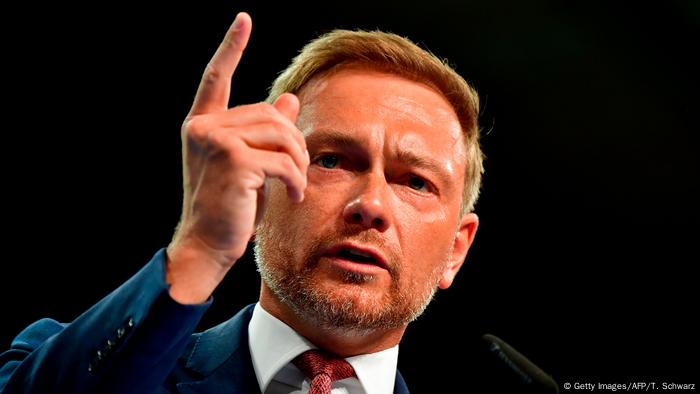 En el caso de que el SPD abandone el gobierno, la pregunta, probablemente, sería: ¿habrá elecciones o coalición Jamaica? A finales de 2017, Lindner negoció con los Verdes y la Unión, sin éxito. Pero el líder del FDP ha indicado que estaría dispuesto a negociar una nueva coalición entre los negros-amarillos-verdes, siempre y cuando Merkel no sea canciller. 