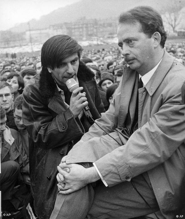 Ralf Dahrendorf (r.) mit Studentenführer Rudi Dutschke 1968 auf einem Autodach, Foto: ap
