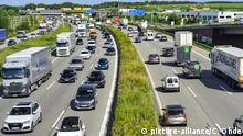 Вужчі - означає безпечніші: як у ЄС і світі зменшують смертність на дорогах