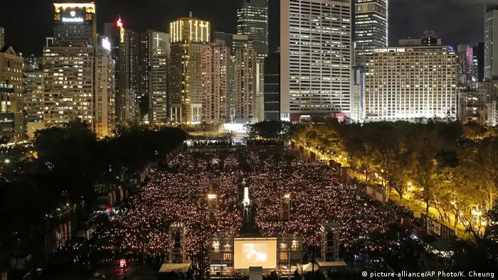 Hongkong Gedenken 29. Jahrestag Tiananmen-Massaker in Peking (picture-alliance/AP Photo/K. Cheung)