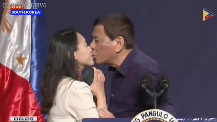 Südkorea Seoul | Arbeitertreffen mit Rodrigo Duterte, Präsident Philippinen | umstrittener Kuss
