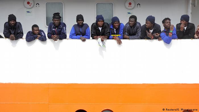 Судно Aquarius с беженцами в порту Сицилии (фото из архива)