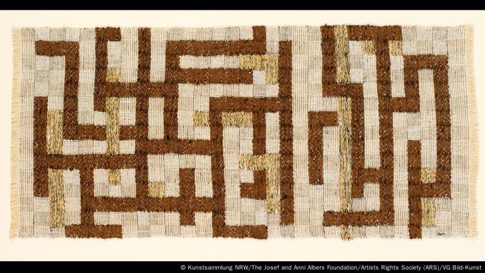 Sand-colored carpet with labyrinth-like lines in shades of brown (Kunstsammlung NRW/The Josef and Anni Albers Foundation/Artists Rights Society (ARS)/VG Bild-Kunst)