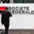 Мужчина идет ко входу в штаб-квартиру французского банка Societe Generale, разговаривая по мобильному телефону