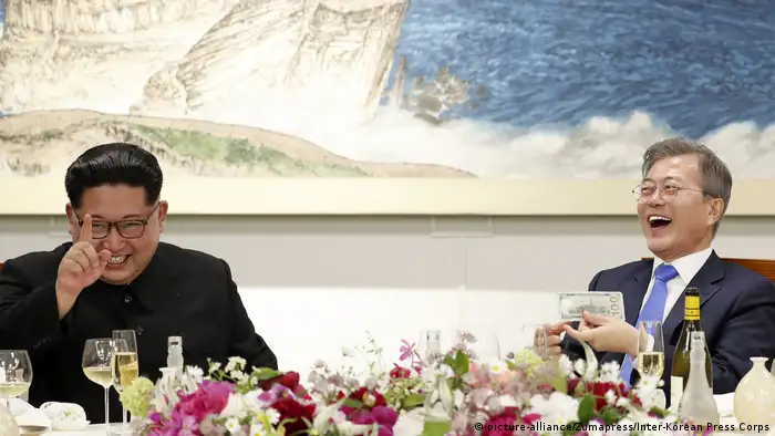 Koreanischer Gipfel Südkorea 2018 Moon Jae-In und Kim Jong-Un (picture-alliance/Zumapress/Inter-Korean Press Corps)
