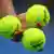 Рука с теннисными мячами (фото из архива)