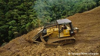 Indonesien Borneo Bulldozer im Regenwald