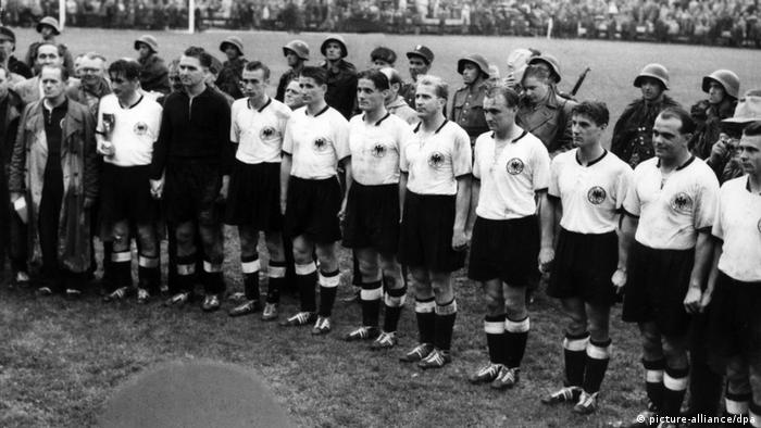 Mundial de Fútbol de 1954: Alemania derrotó a Hungría en el llamado Milagro de Berna.