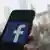 Facebook-Symbol auf einem Smartphone-Display (Foto: Imago/Hollandse Hoogte)