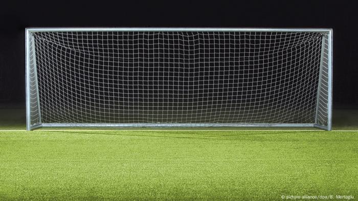 Fußball - Leeres Tor (picture-alliance/dpa/B. Mertoglu )