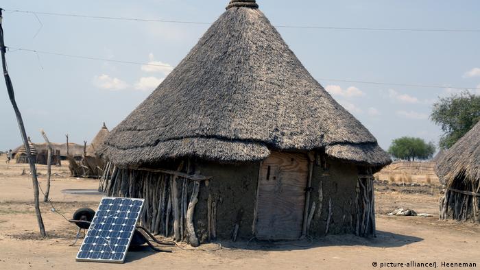 Eine Rundhütte im Südsudan mit Solarenergiemodul