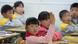 Menina chinesa ergue o braço em sala de aula com outros meninos e meninas. Menina chinesa ergue o braço em sala de aula com outros meninos e meninas.