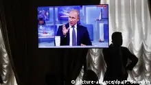 07.06.2018, Russland, Moskau: Wladimir Putin, Präsident von Russland, beantwortet bei der jährlichen TV-Show «Direkter Draht» die Fragen von Bürgern (zu sehen auf einem Monitor). Foto: Pavel Golovkin/AP Pool/dpa +++ dpa-Bildfunk +++ |