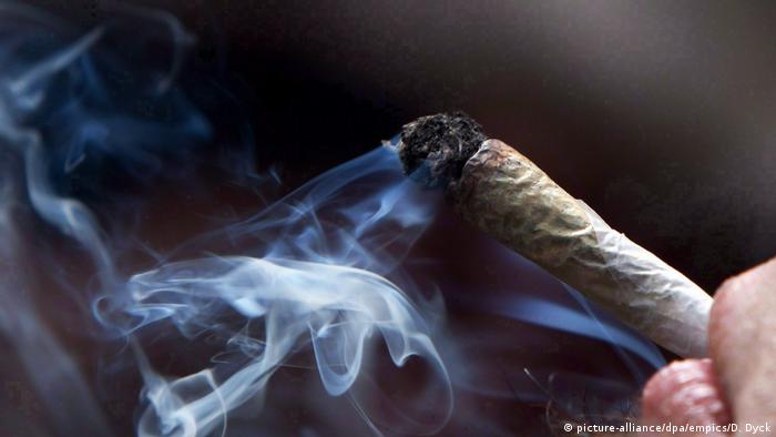 Mann raucht Marijuana