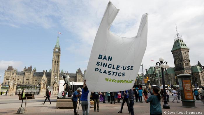 Greenpeace-Protest vor dem G7-Gipfel in Kanada