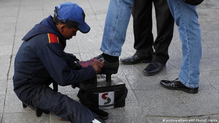 Дете в Боливия чисти обувки