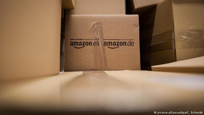 Deutschland, Pforzheim: Symbolbild Pakete von Amazon