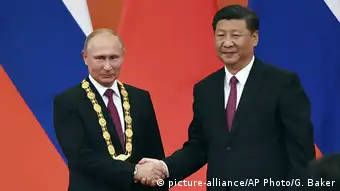 China, Bejing: Präsident Putin und Präsident Xi Jinping geben sich die Hand