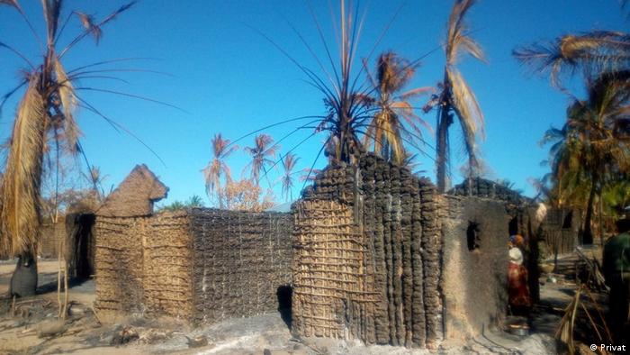Mosambik, Macomia: Mucojo village had houses destroyed by armed groups
