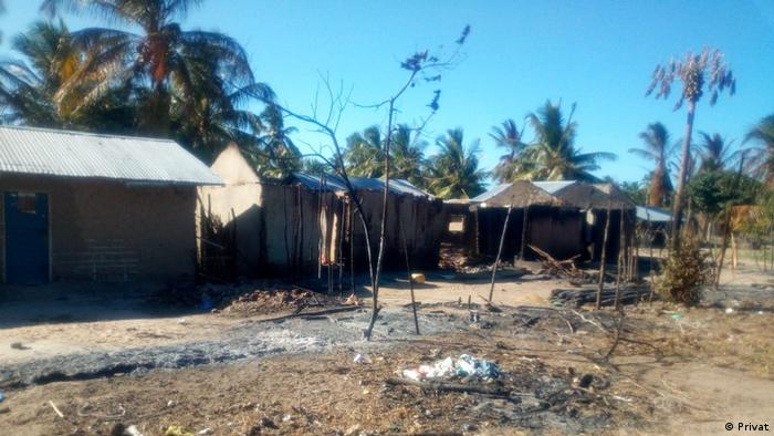 Casas destruídas na aldeia de Mucojo, distrito de Macomia, depois de um ataque armado em junho de 2018