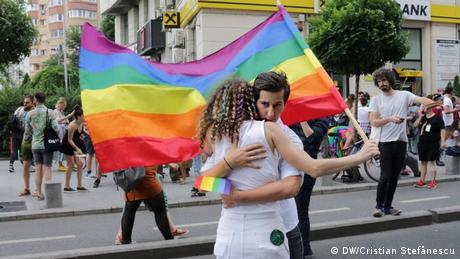 Дяснопопулистки партии в Румъния готвят закон срещу ЛГБТИ общността следвайки