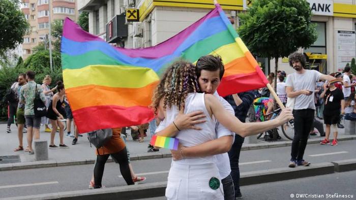 Дяснопопулистки партии в Румъния готвят закон срещу ЛГБТИ общността, следвайки