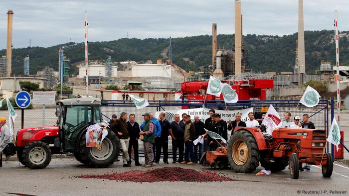 French Farmers Picket Total Refineries In Palm Oil Protests Business Economy And Finance News From A German Perspective Dw 11 06 2018