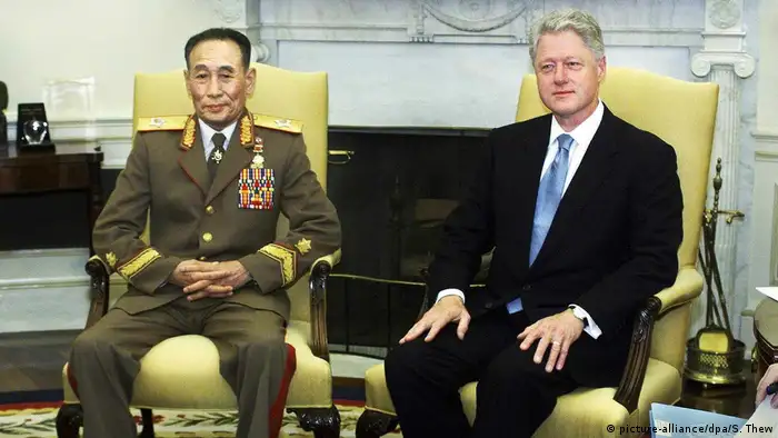 Clinton Empfängt Jo Myong Rok (picture-alliance/dpa/S. Thew)