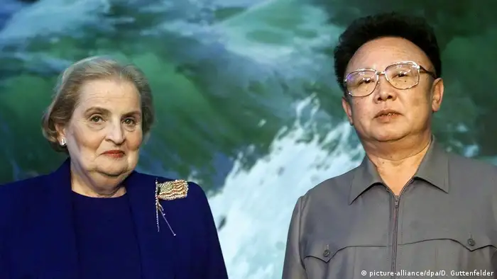 Treffen Madeleine Albright und Kim Jont Il (picture-alliance/dpa/D. Guttenfelder)