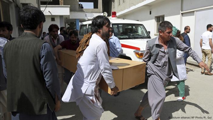 Afghanistan Opfer vom Selbstmordattentäter in Kabul (picture-alliance/AP Photo/R. Gul)