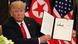 Singapur - Präsident Donald Trump gemeinsam Unterschriebenes Dokument nach Treffen mit Kim Jong Un Singapur - Präsident Donald Trump gemeinsam Unterschriebenes Dokument nach Treffen mit Kim Jong Un